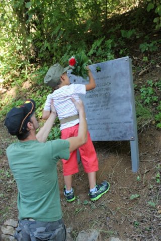 pratiglione 13.09.2014 - lomaggio dei bambini alla targa dedicata ai tre martiri partigiani foto di franco brunetta-400x600